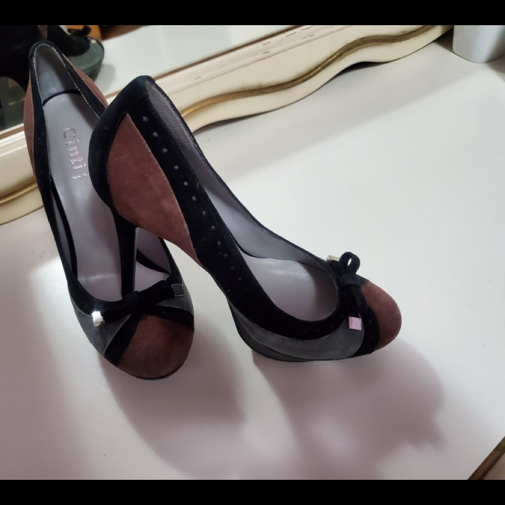 High heeled pumps